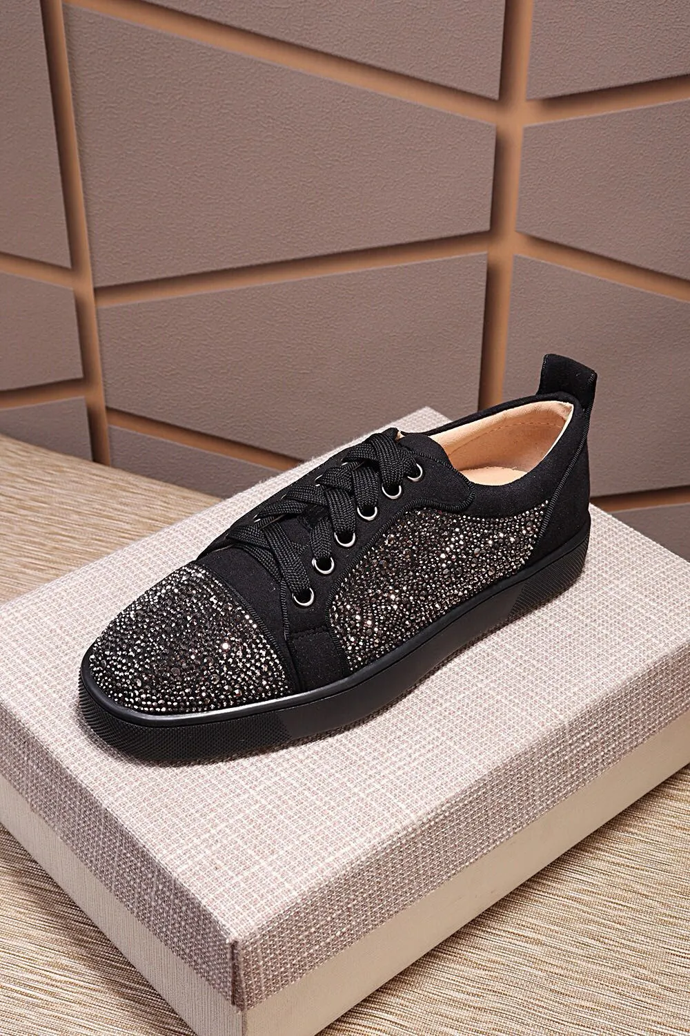 Men's shoes 💰: 460💰christian louboutin (CL red sole shoes) counter hot diamond series, casual sneakers for couples 📢 📢 📢 Exclusive hot style release🎈🎈💪Movable latex feet👻Finished outsole line [Proud]😝Female 35-40# Male 38#-46, global supply😝 [Top version]: Original imported cowhide frosted upper, top original leather lining, original molded TPU outsole, original 1:1 detail processing, original shoe last.